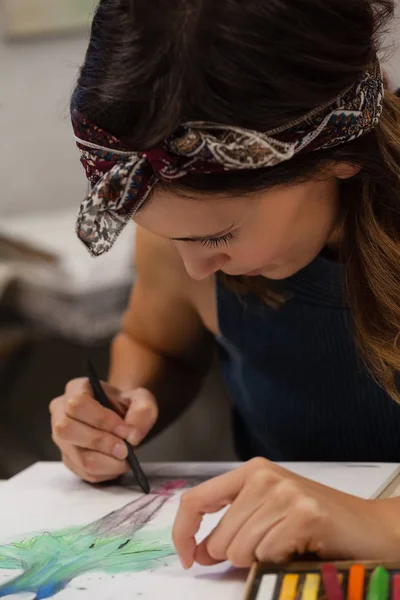 Kvinna ritning på bok i ritning klass — Stockfoto