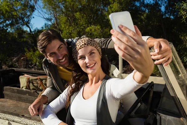 Pareja tomando selfie en vehículo todoterreno — Foto de Stock