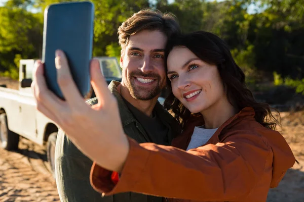 Žena s mužem s selfie na poli — Stock fotografie