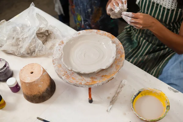 Mitten delen av kvinna lärande keramik — Stockfoto