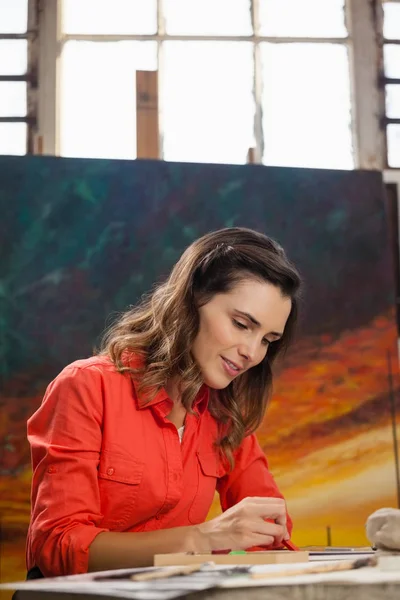 Mujer pintando un boceto —  Fotos de Stock