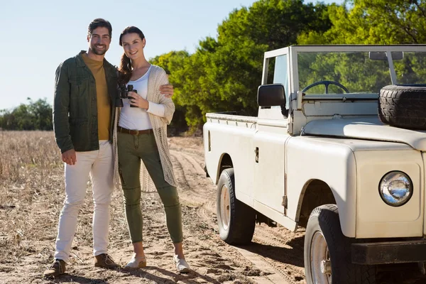 Couple by off road vehicle at forest — Stock Photo, Image