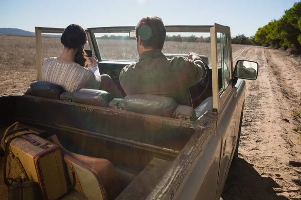 Couple en véhicule hors route sur le paysage — Photo