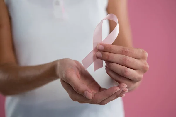 Mujer sosteniendo el cáncer de mama cinta de conciencia —  Fotos de Stock