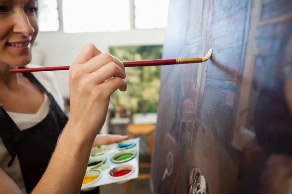 Mujer pintando sobre lienzo en clase de dibujo — Foto de Stock