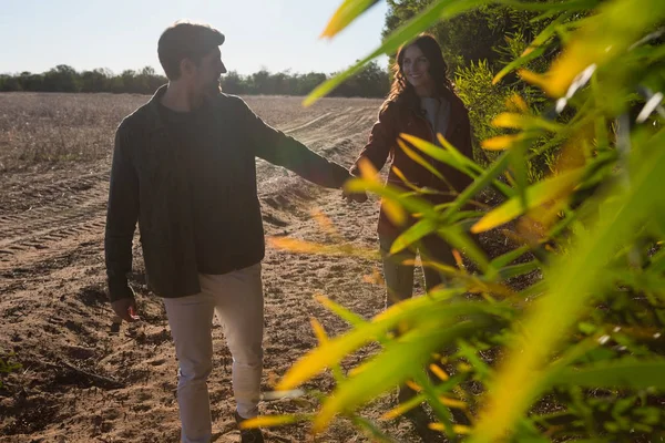 Plantas por pareja de pie en el campo — Foto de Stock