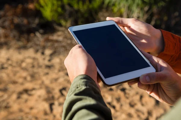 Oříznuté rukou pár digitální tabletu — Stock fotografie