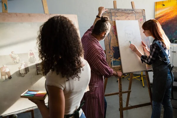 Woman painting on canvas — Stock Photo, Image