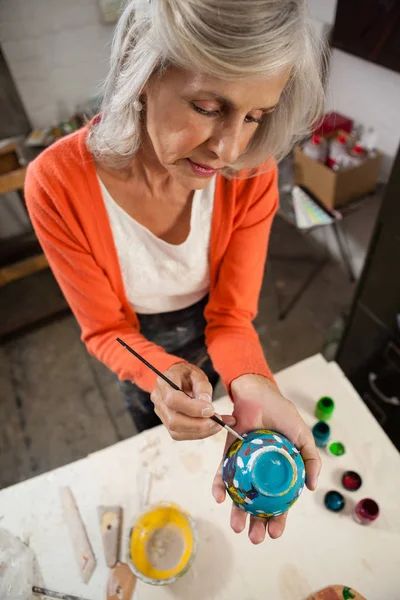 Senior Kvinna målning bowl i ritning klass — Stockfoto