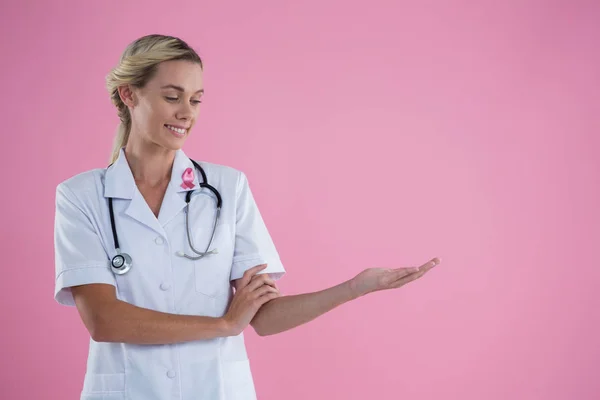 Joven mujer médico gesto —  Fotos de Stock