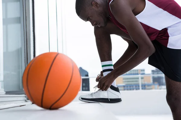 Giocatore di pallacanestro legatura shoelace — Foto Stock