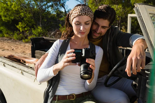 Couple looking in camera at forest — Stock Photo, Image