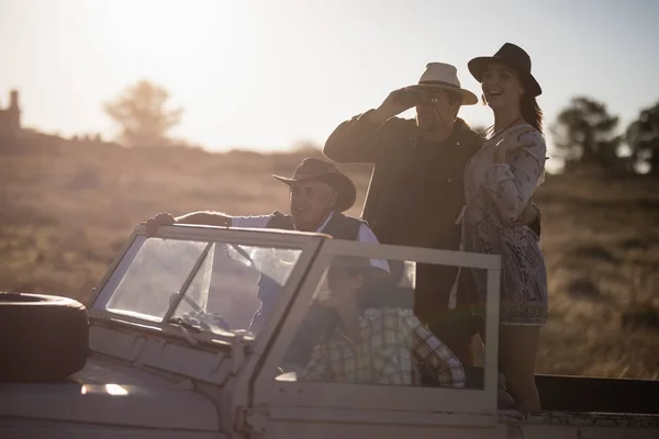 Amici che godono in veicolo durante safari — Foto Stock