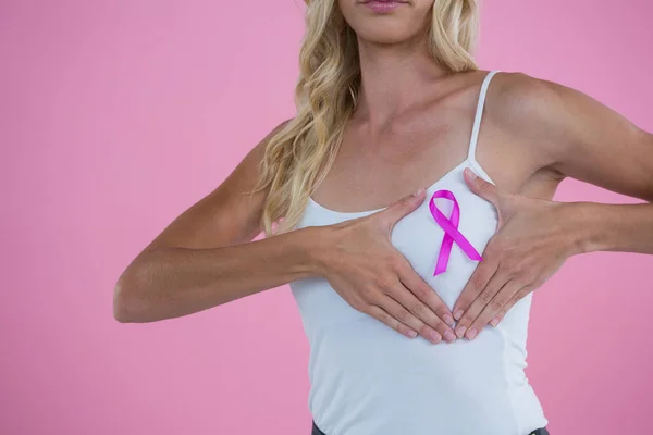 Žena ukazuje prsu rakovina zvyšování karet — Stock fotografie