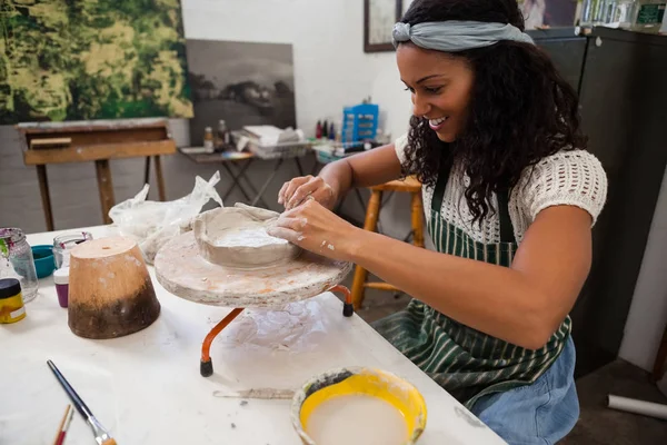 Lycklig kvinna molding clay — Stockfoto