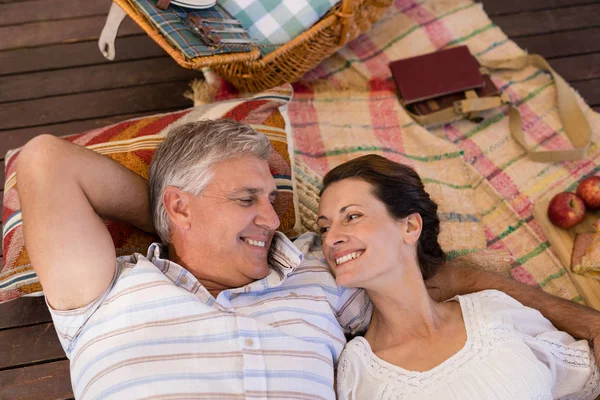 Gelukkige paar ontspannen in huisje — Stockfoto