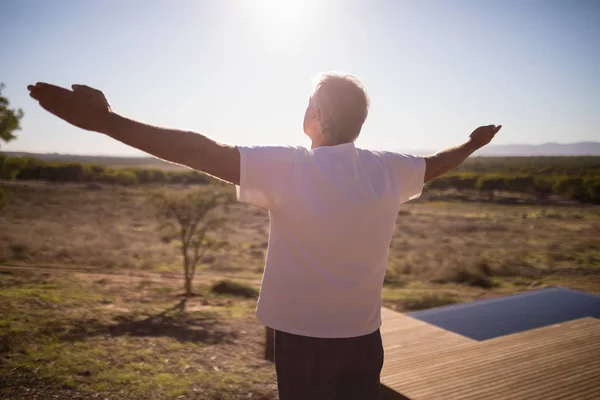 Człowiek Praktykuje jogę na drewniane deski — Zdjęcie stockowe