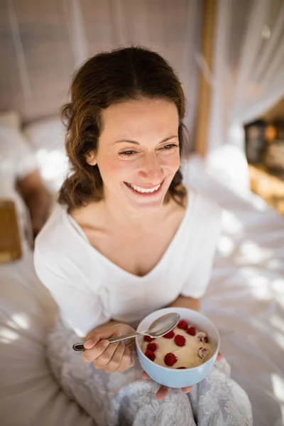 Femme heureuse prenant le petit déjeuner — Photo