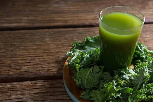 Verduras de mostaza y jugo sobre tabla de madera —  Fotos de Stock