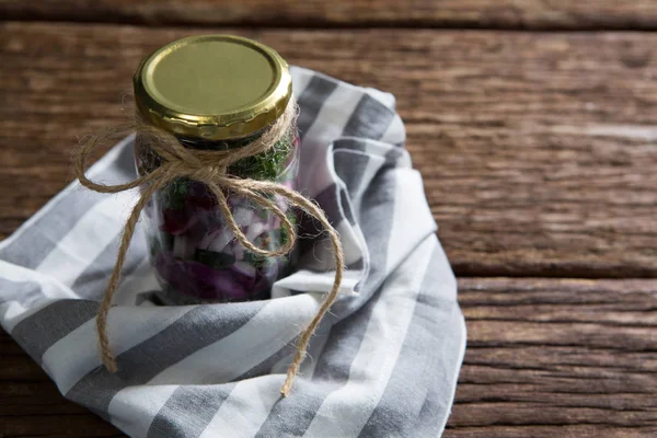 Eingelegtes Gemüse im Glas mit Tuch — Stockfoto