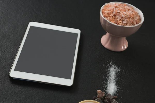 Salt i bunken med digital tablett — Stockfoto