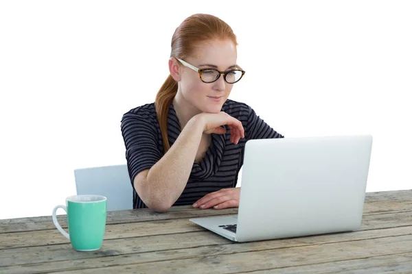 Femme d'affaires utilisant un ordinateur portable à la table — Photo