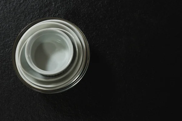 白い背景の上のさまざまなボウル — ストック写真
