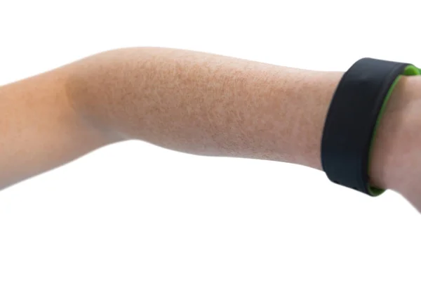 Bijgesneden hand op vrouw met fitness band — Stockfoto