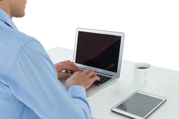 Zakenman laptop via tablet pc aan tafel — Stockfoto