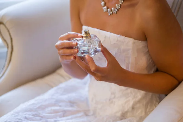 Bruden håller parfym spruta — Stockfoto