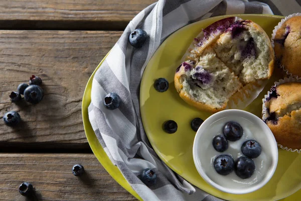 Bleuets au yaourt et muffins dans une assiette — Photo