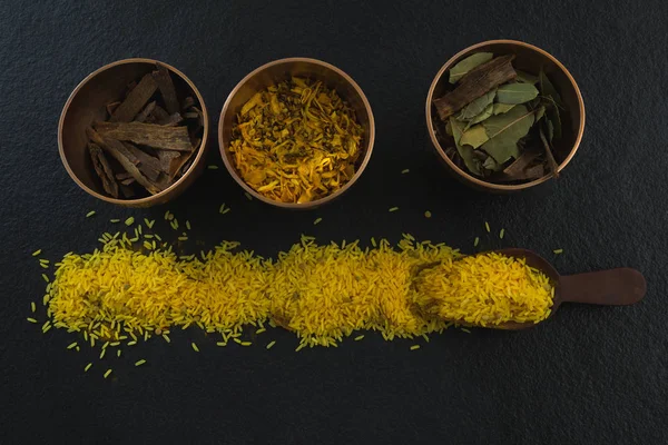 Varias especias en tazón con arroz amarillo —  Fotos de Stock