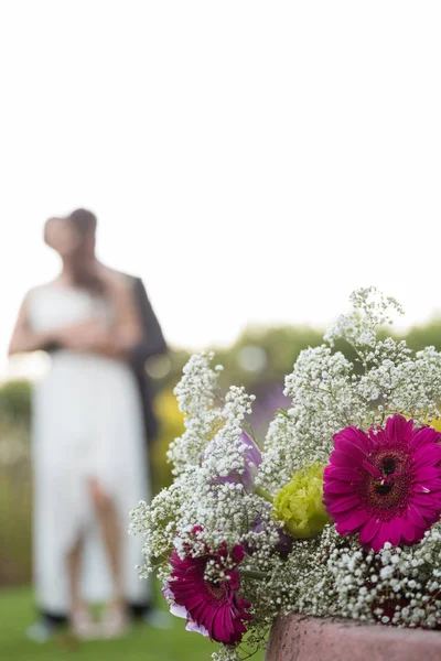 Bouquet con balli di coppia in sottofondo — Foto Stock