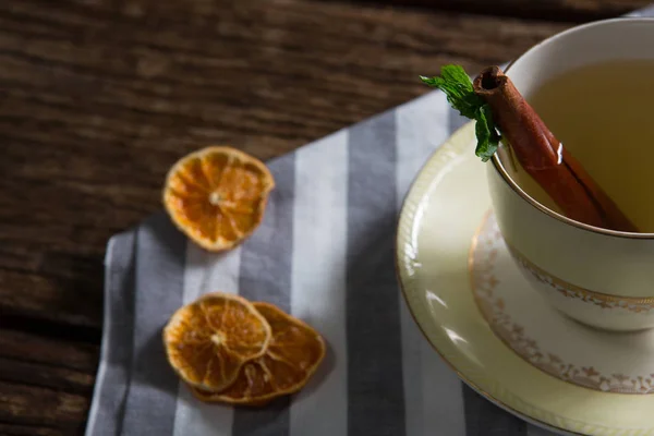 Tasse Tee mit Zimtstange auf Serviette — Stockfoto