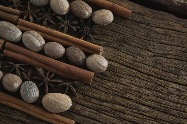 Muskotnöt, stjärnanis och kanelstänger — Stockfoto