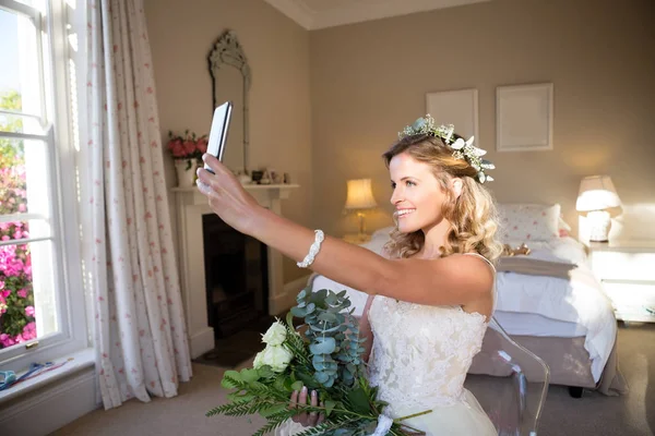 Noiva tomando selfie — Fotografia de Stock