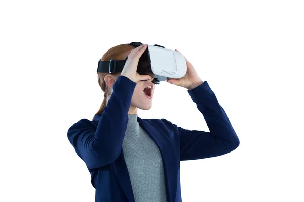 Empresária vestindo óculos VR — Fotografia de Stock