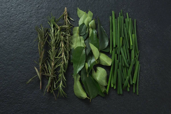 Rosemary, köri yaprak ve sarımsak chives — Stok fotoğraf