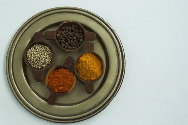 Varios tipos de especias en tazón — Foto de Stock