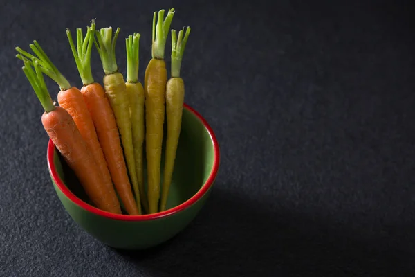 Морква в мисці на чорному тлі — стокове фото