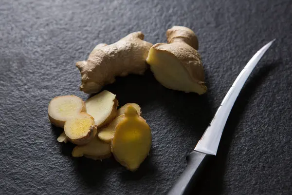 Sliced ginger with knife — Stock Photo, Image