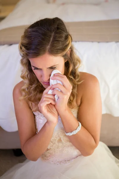 Triste novia llorando mientras está sentado junto a la cama — Foto de Stock