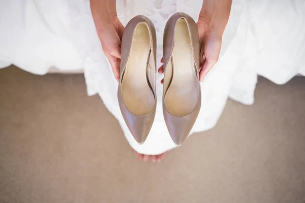 Sposa che tiene scarpe — Foto Stock