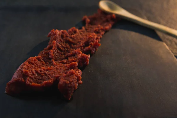 Červená chili čatní na dřevěné desce — Stock fotografie