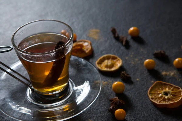 Tasse Tee mit Zimtstange und Früchten — Stockfoto