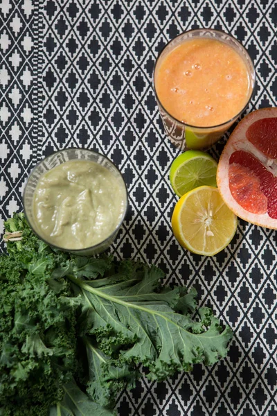 Verre de jus et de pâte sur la table — Photo