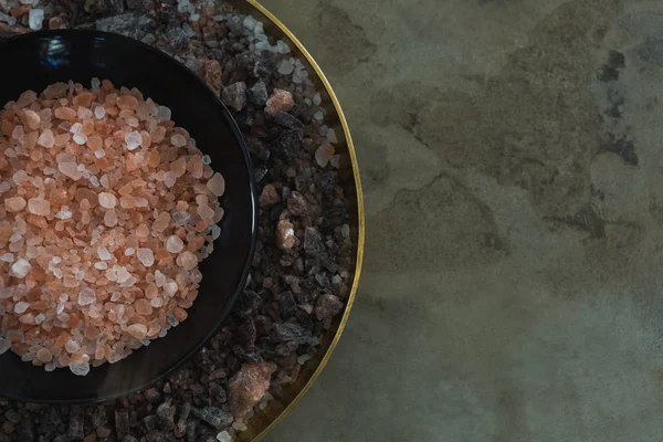 Himalajski sól i czarny soli w płycie — Zdjęcie stockowe