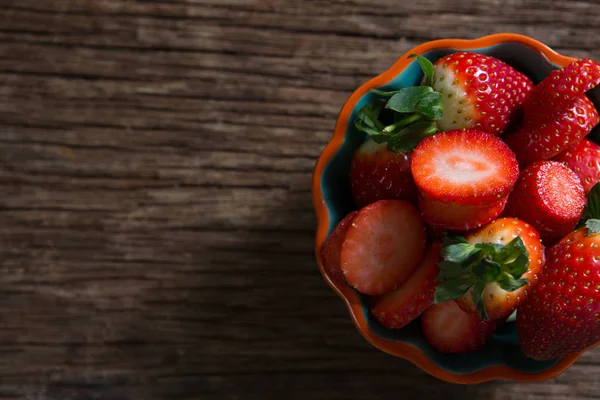 Bowl of strawberries on table — Stock Photo, Image