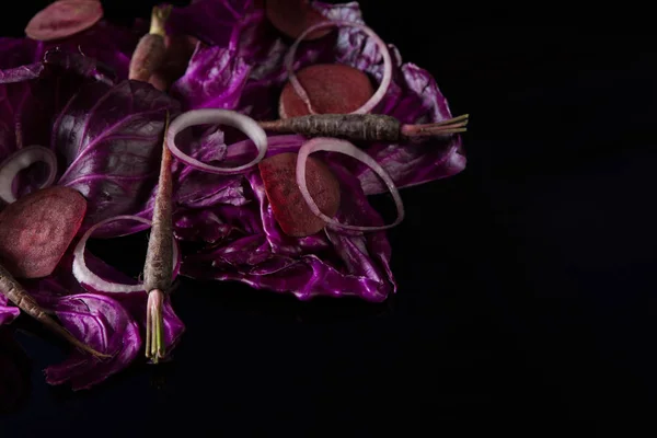 Légumes frais sur fond noir — Photo