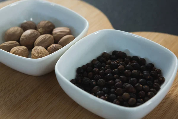 Nutmegs y semillas de pimienta negra —  Fotos de Stock